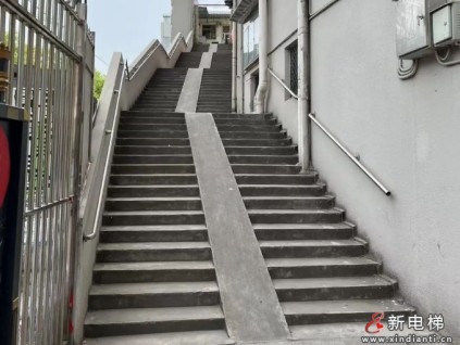 上海某公寓一部嶄新電梯正式竣工投用 130戶居民再也不用爬68級露天臺階