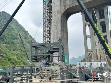 貴州六安高速花江峽谷大橋旁高達(dá)207.4米的觀光電梯建設(shè)中