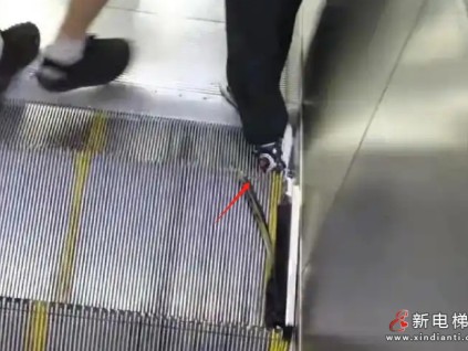 上海地鐵一孩童鞋子卡入下行扶梯梯級縫隙 設備自保護停機未造成受傷