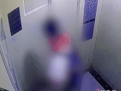 湖北十堰某小區(qū)一兒童在電梯內(nèi)小便 涉事家長(zhǎng)教育懲戒 公開(kāi)道歉獲得社會(huì)認(rèn)可