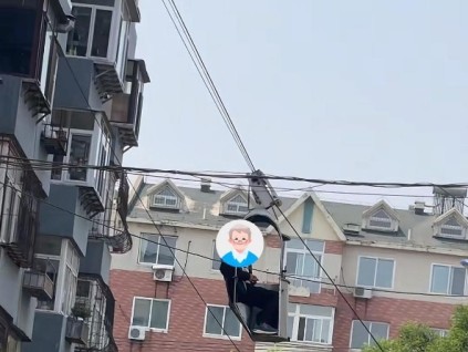 遼寧一老人自制“樓房滑索電梯”還申請了專利，因存在安全隱患目前已拆除裝置