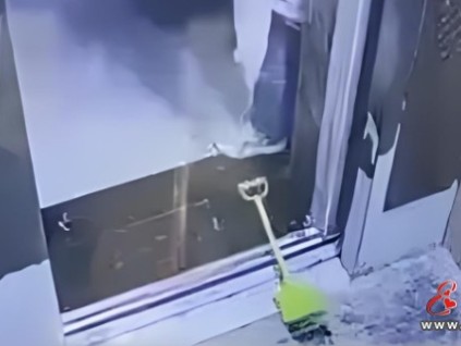 山西太原某小區(qū)這位家長(zhǎng)心有多大？用鏟子擋電梯門把幼童一個(gè)人留在電梯里