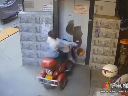 江蘇：一位老人騎三輪車毫無預(yù)兆地加速直行，意外撞破電梯門墜入電梯井