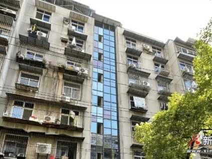 武漢市武昌區(qū)通過創(chuàng)新的"平層入戶"電梯加裝解決了"爬半層樓"的難題