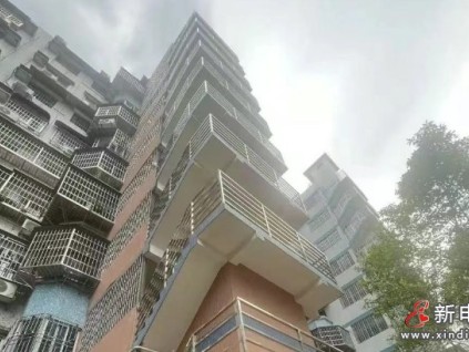 廣州荔灣區(qū)某小區(qū)加裝的一部電梯出現樁基下沉、外墻開裂 已經停運3年