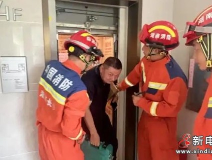 長沙開福區(qū)一男子被困電梯，消防火速救援