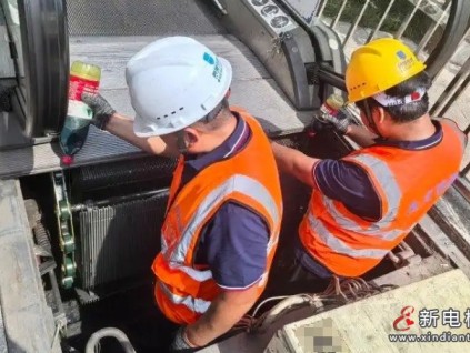 高溫天氣下的“電梯醫(yī)生”堅(jiān)守崗位 為保障市民安全出行與時(shí)間賽跑