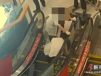 江西南昌一幼兒獨(dú)自乘下行扶梯突然向前栽倒 手被卡入電梯梳齒板縫隙中
