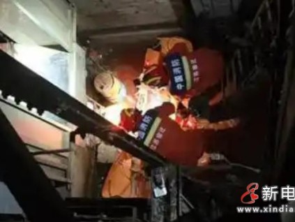 好奇害死貓 “坑”你沒商量 江蘇沭陽一男子圍觀電梯維修施工，不慎墜入電梯井