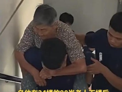 電梯故障困住九旬老人，消防員接力背送24樓
