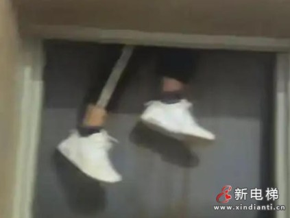 電梯驚魂！遼寧一老人雙腿卡入轎廂頂部 消防5分鐘破拆脫險