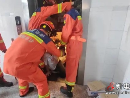 電梯突發(fā)故障10人被困 湖南長沙消防14分鐘成功救援