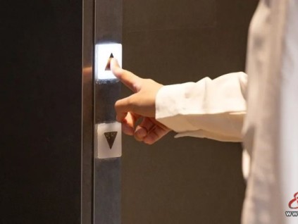 違規(guī)維保釀慘?。菏终凭砣胍芬?，四指骨折警鐘長鳴