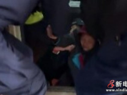湖南吉首：老人幼兒被困電梯 巡特警隊員與物業(yè)協(xié)作救援