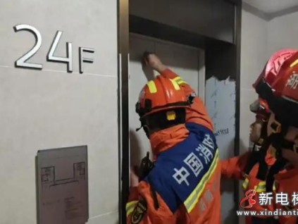湖南長沙望城區(qū)電梯故障人員被困，消防快速救援